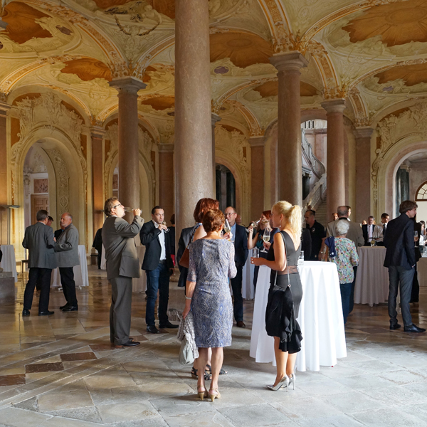 Preisverleihung im Schloss Schleissheim - Event Catering München Bild der Preisverleihung im Schloss Schleissheim mit Flying Buffet - Event Catering München